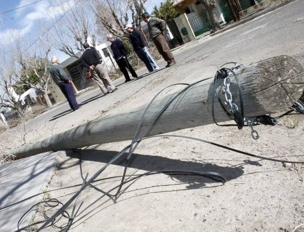 Por la poda, cayó un poste y cortó la luz en 80 casas