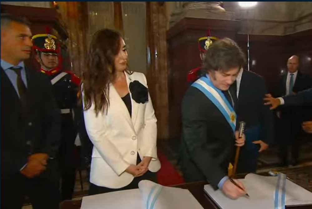 La vicepresidenta Victoria Villarruel recibió al mandatario y todas las miradas estuvieron puestas en el saludo de ambos, luego de tiempo alejados.
