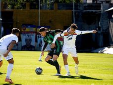 Trabado. Juncos lucha por la posesión ante Ocampo. San Martín entró dormido y lo pagó caro ante Colegiales. Trabado. Juncos lucha por la posesión ante Ocampo. San Martín entró dormido y lo pagó caro ante Colegiales.