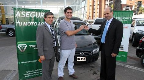 Triunfo Seguros premio a sus cliente con un auto