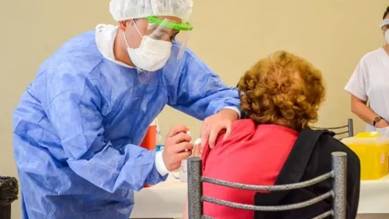Los mayores de 60 son los menos afectados por la gripe A: se cuidan más, debido al covid