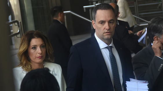 El jefe de Gabinete, Manuel Adorni, junto a su esposa Bettina Angeletti.