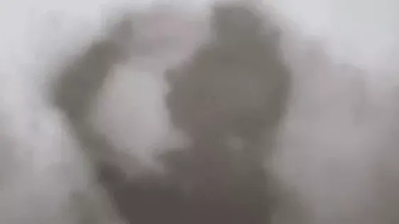 La “Batiseñal”: descubrió una mancha en la pared que lo “obligó a salir a tomar”