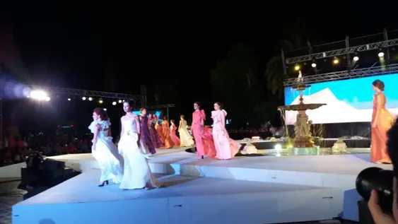 Gran despliegue de bailarines en el escenario de la Noche Soberana