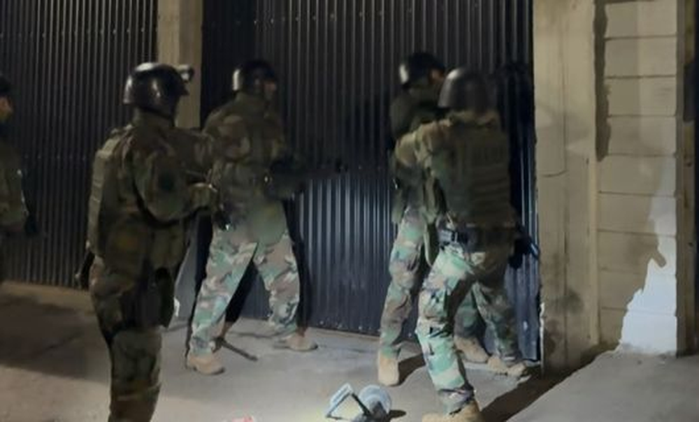 Fuerzas de seguridad durante uno de los allanamientos realizados en el marco del Operativo Berl&iacute;n, que incluy&oacute; procedimientos en Chubut y otras provincias.