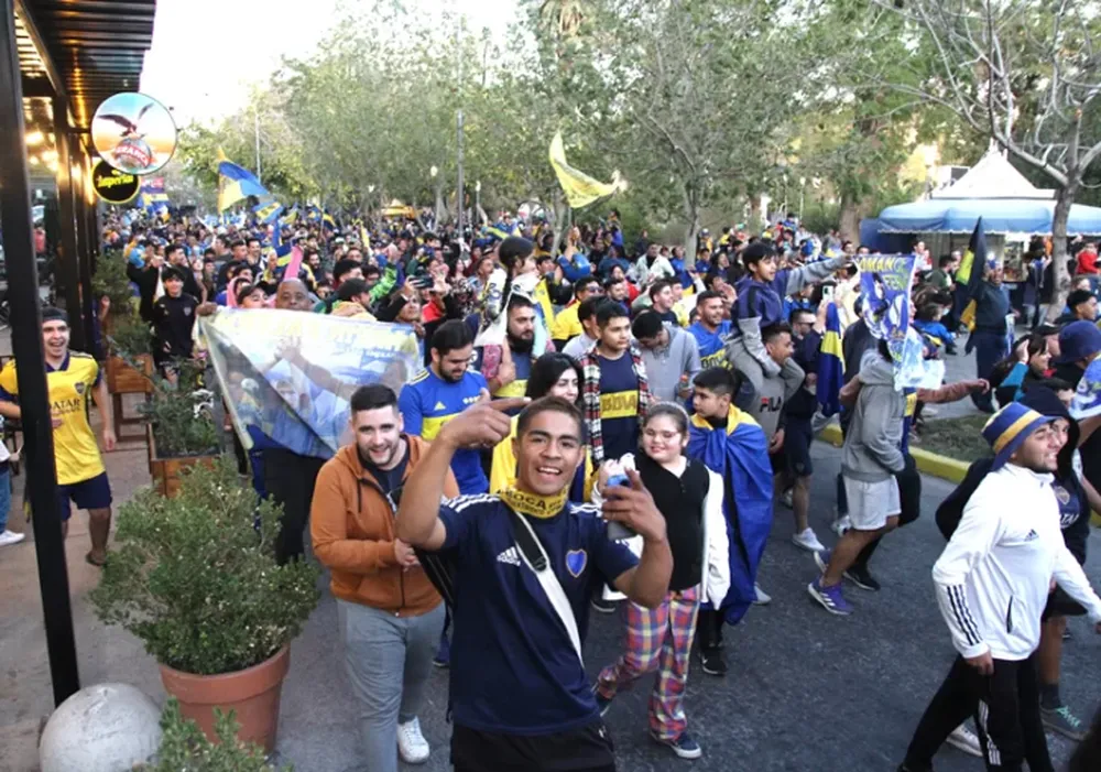 Plaza azul y amarilla