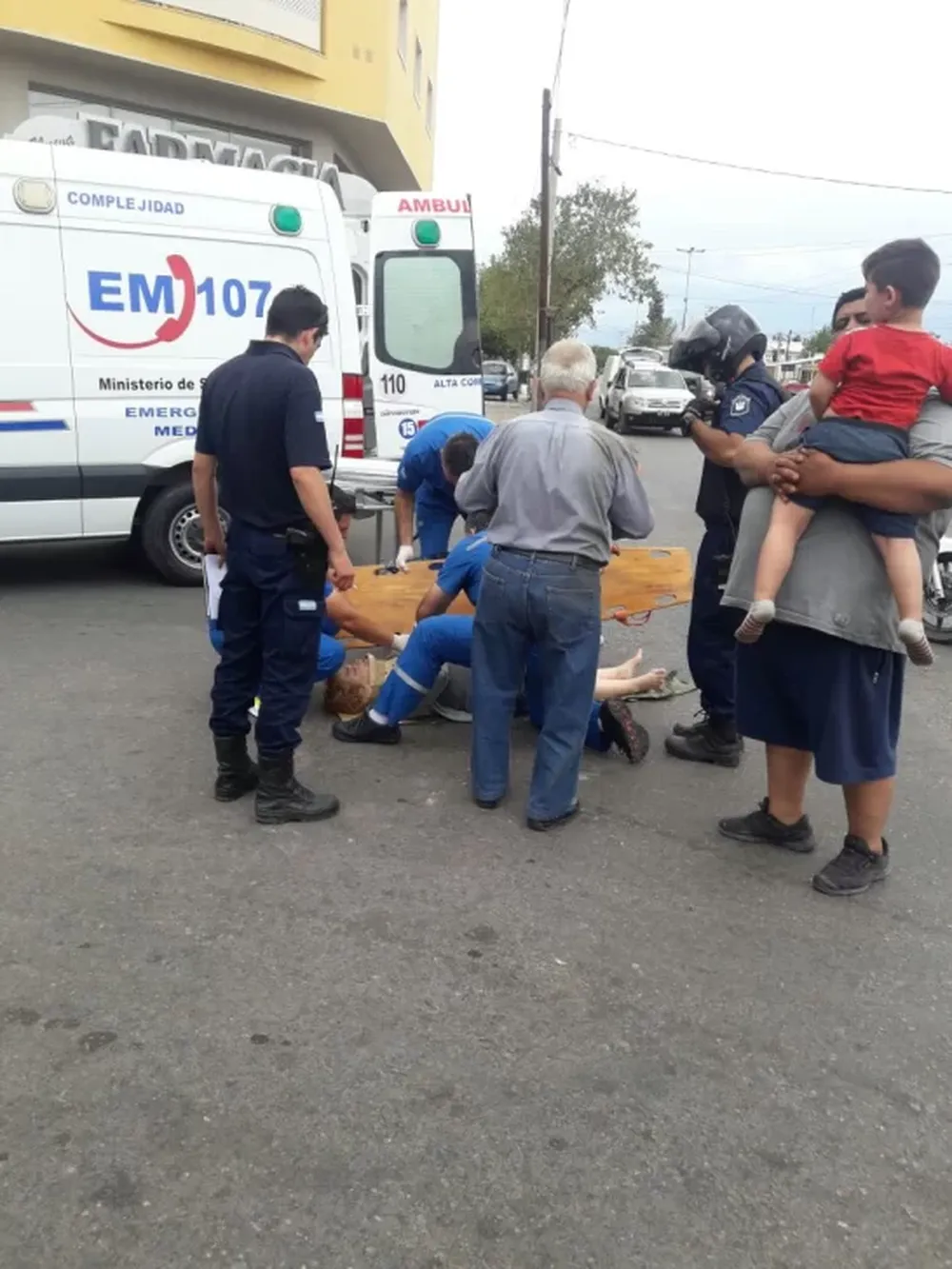 Un camión chocó a una moto y una anciana terminó en el hospital