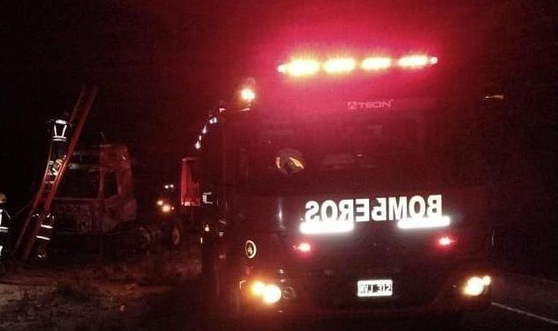 Se incendió la carga de un camión y generó caos