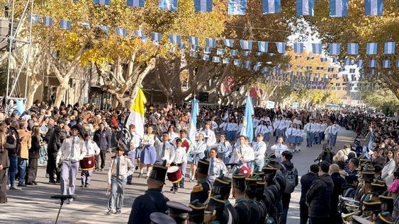 Unas 25.000 personas participaron del desfile patrio que se realizó este lunes para conmemorar la Revolución de Mayo.