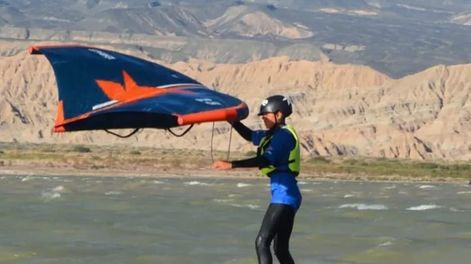 Diario de Cuyo | Sensaciones. El wingfoil se ganó espacio en el Dique Cuesta del Viento con una propuesta deportiva diferente.