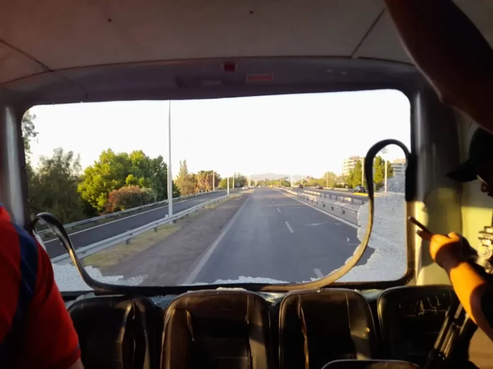 Tras la brutal agresión al plantel de Villa Hipódromo, sancionaron a Del Bono: multa económica, suspensión de cancha y expulsión a jugadores