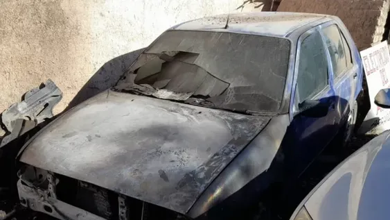 El fuego arruinó tres automóviles