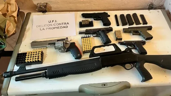 La Policía secuestró un arsenal de armas de fuego en un allanamiento en Villa del Sur