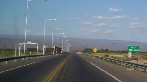 Diario de Cuyo | En las inmediaciones del puente del Río San Juan el pavimento está ondulado y deteriorado.