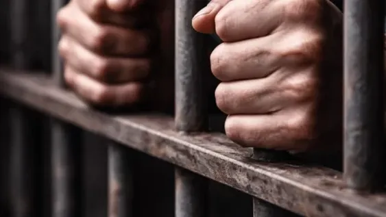 Investigan a un policía por presuntos apremios ilegales tras una detención: un video dentro de una comisaría complica al uniformado