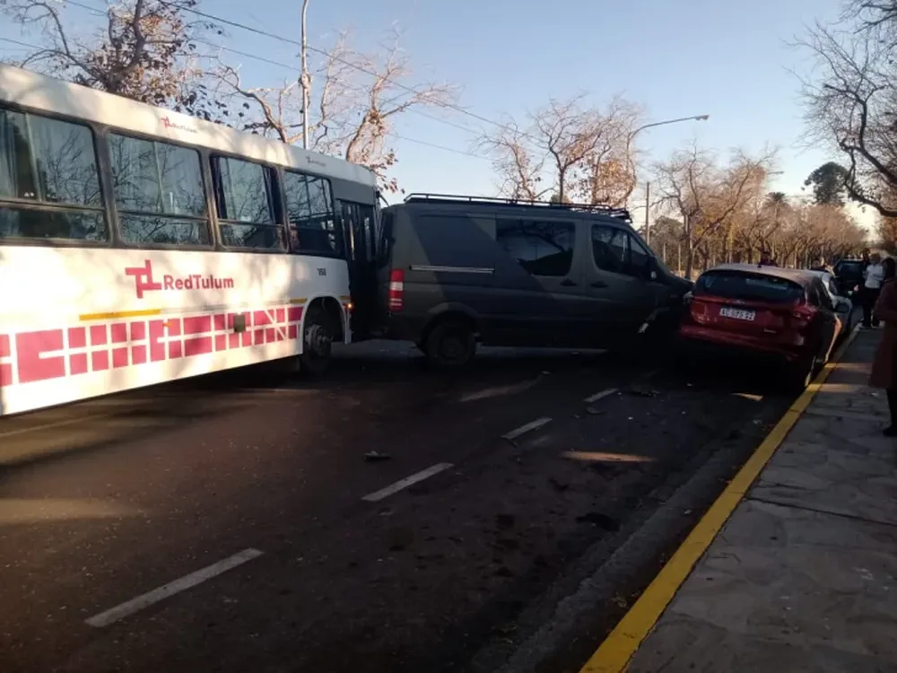 Aparatoso choque: un micro embistió una combi que terminó contra dos autos estacionados