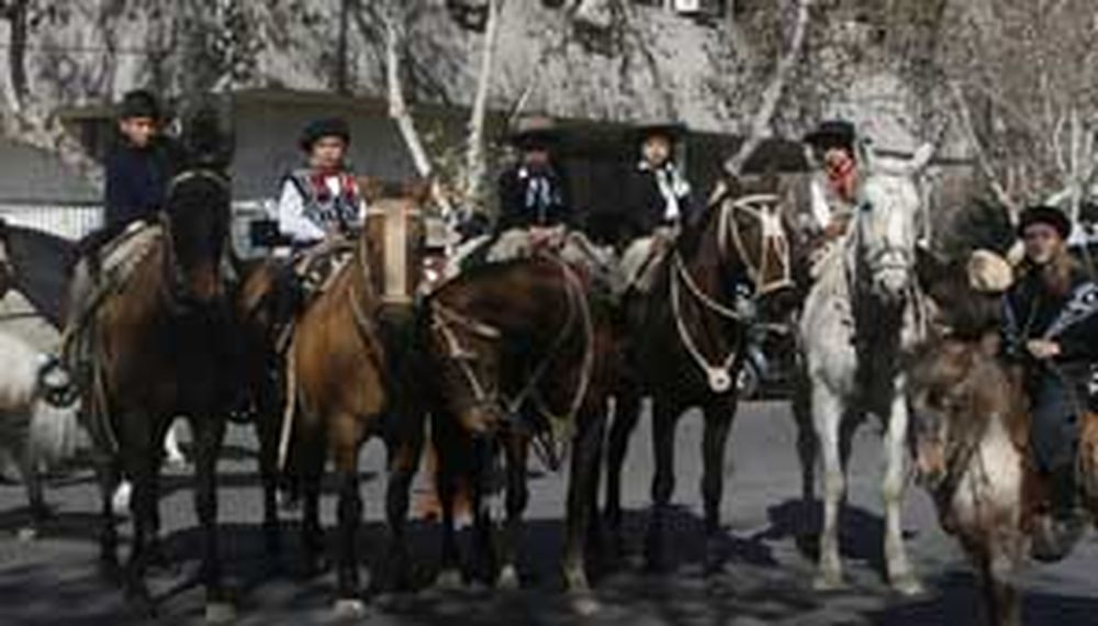 Con pilchas gauchas, los chicos engalanaron las calles céntricas