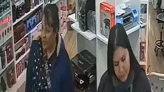 [VIDEO] Tres mujeres se complotan para robar un TV y dos celulares de un local