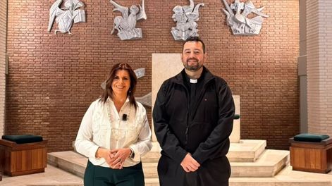 Laura Carbonari junto al padre Andrés Rivero en la Catedral de San Juan.