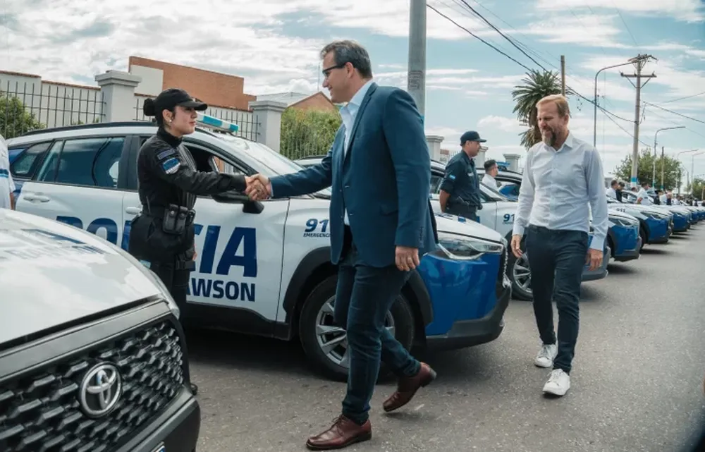 MUNISAGA saludó uno por uno a los trabajadores que estarán en las patrullas.