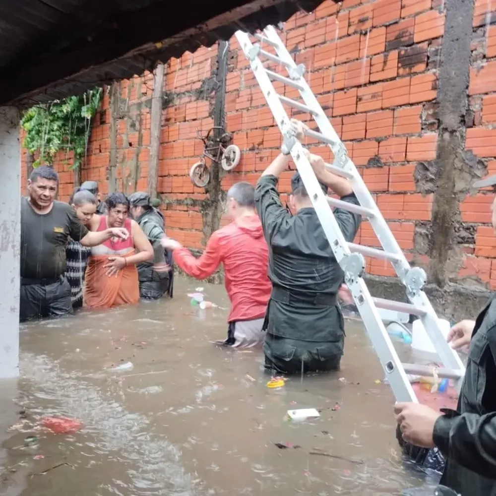 Corrientes bajo el agua por una lluvia sin precedentes