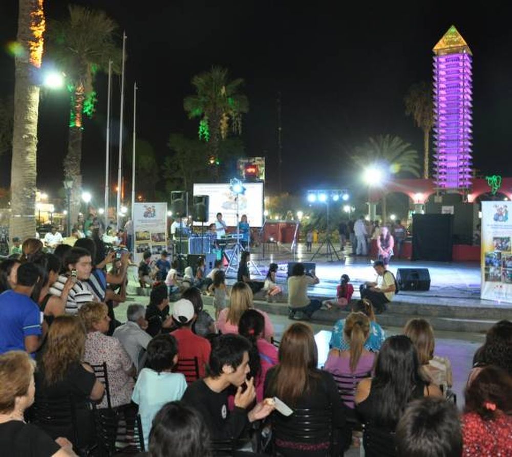 Festival en la plaza de Rawson