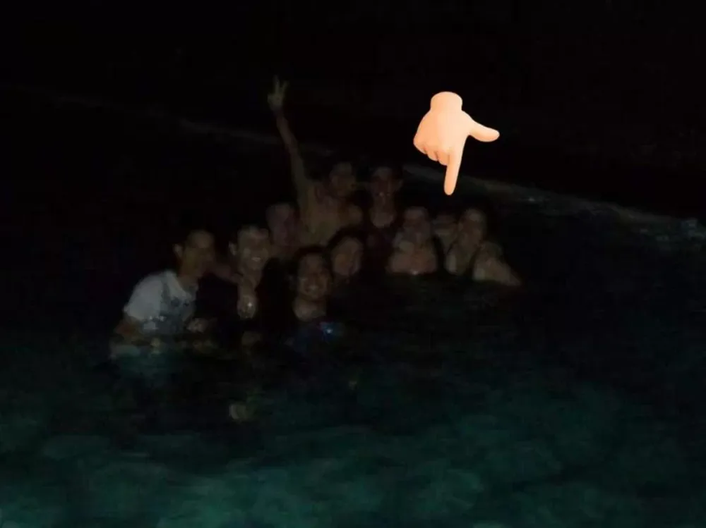 Se sacó una foto de noche en la pileta con amigos y al mirarla se espantó