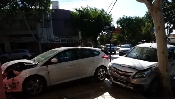 Chocaron y terminaron en la vereda de una transitada esquina sin semáforos
