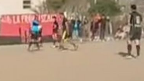 Video: brutal agresión a un árbitro durante un partido de una liguilla de pueblo