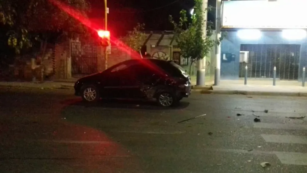 Volcó y terminó contra un carro panchero