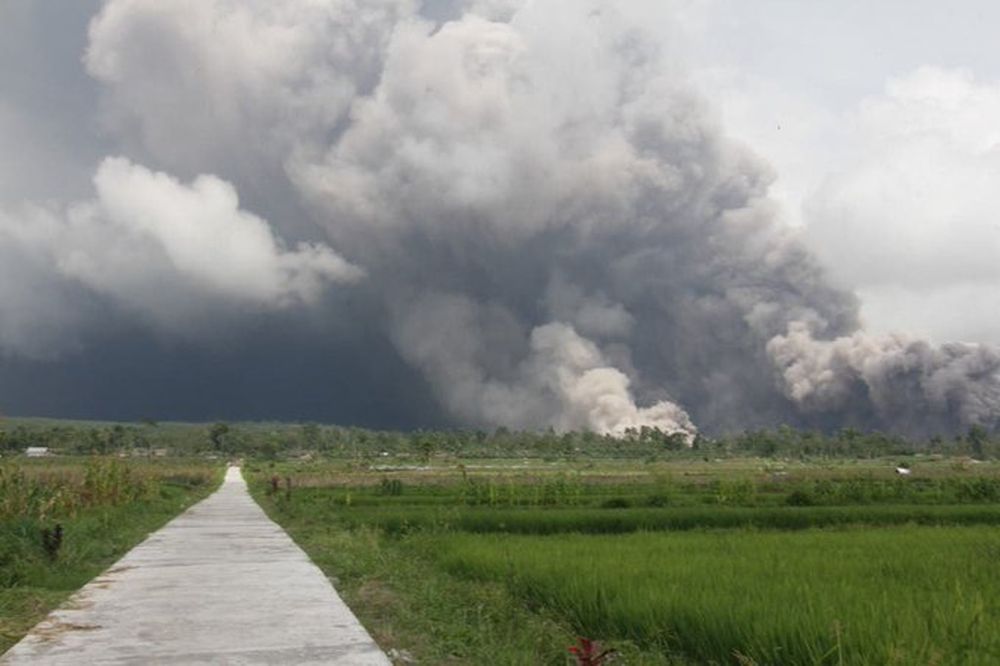 Alerta máxima y 2.000 evacuados por la erupción de un volcán en Indonesia