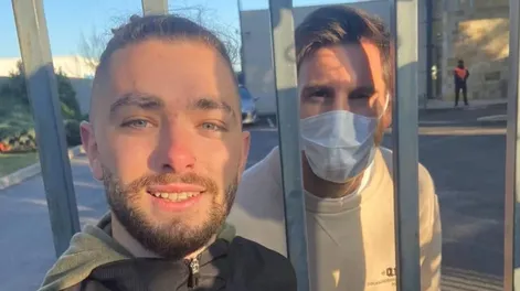 Messi llegó al país: se acercó a dos hinchas que lo esperaban y les firmó autógrafos