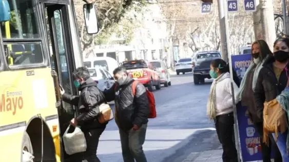Desde ahora, en horas pico podrán ir hasta 10 pasajeros parados en los micros de línea