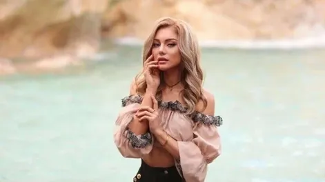 La modelo que llamó psicópata a Vladimir Putin apareció muerta dentro de una valija