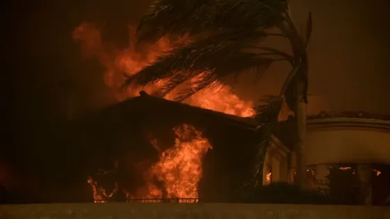 Un muerto y más de 30 mil evacuados por incendio forestal en California