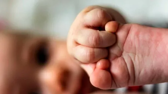 Un nuevo estudio científico vincula la hepatitis aguda grave en niños con el coronavirus