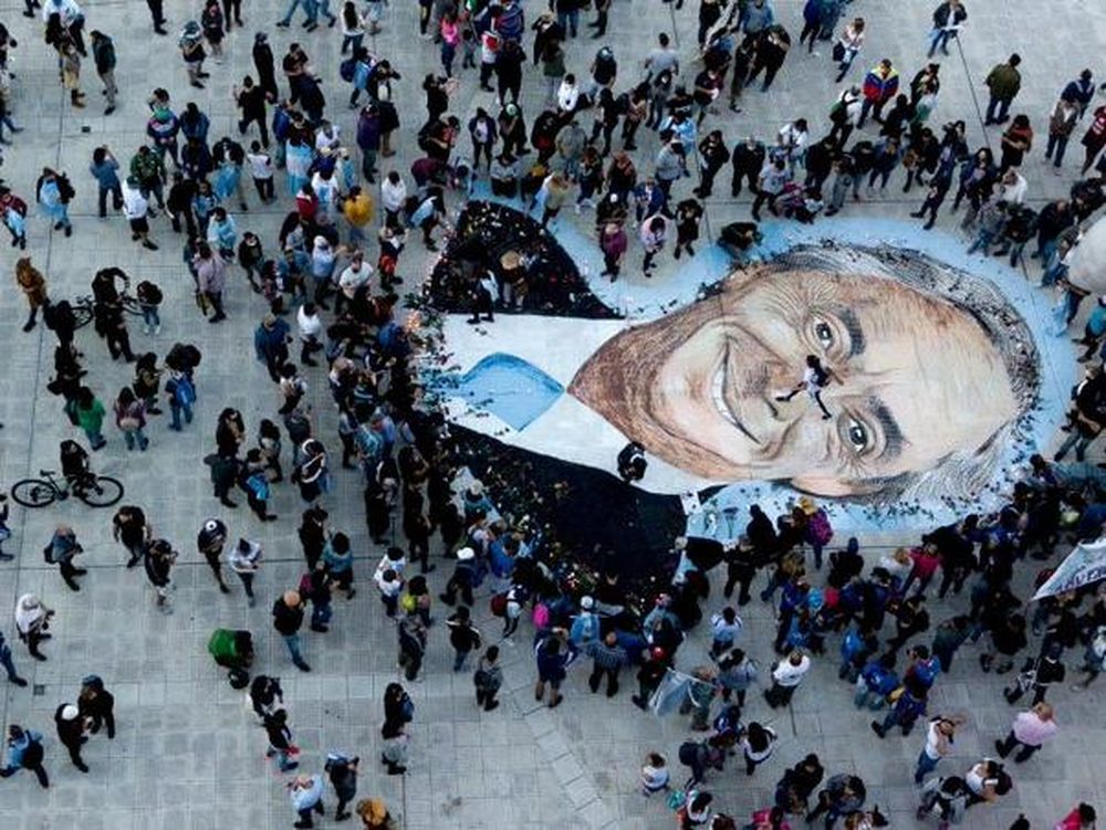 Pintaron una imagen gigante de Néstor Kirchner en Plaza de Mayo