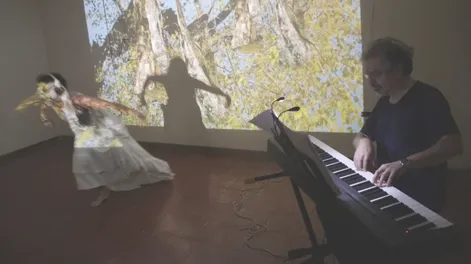 Diario de Cuyo | MÚSICA, DANZA, CANTO LÍRICO y DISEÑO VISUAL, varios lenguajes combinados para expresar la voz literaria y la poesía de Leónidas Escudero, sintetizada en la obra Cordillera Arriba. Los artistas ultiman detalles durante los ensayos antes de comenzar la gira