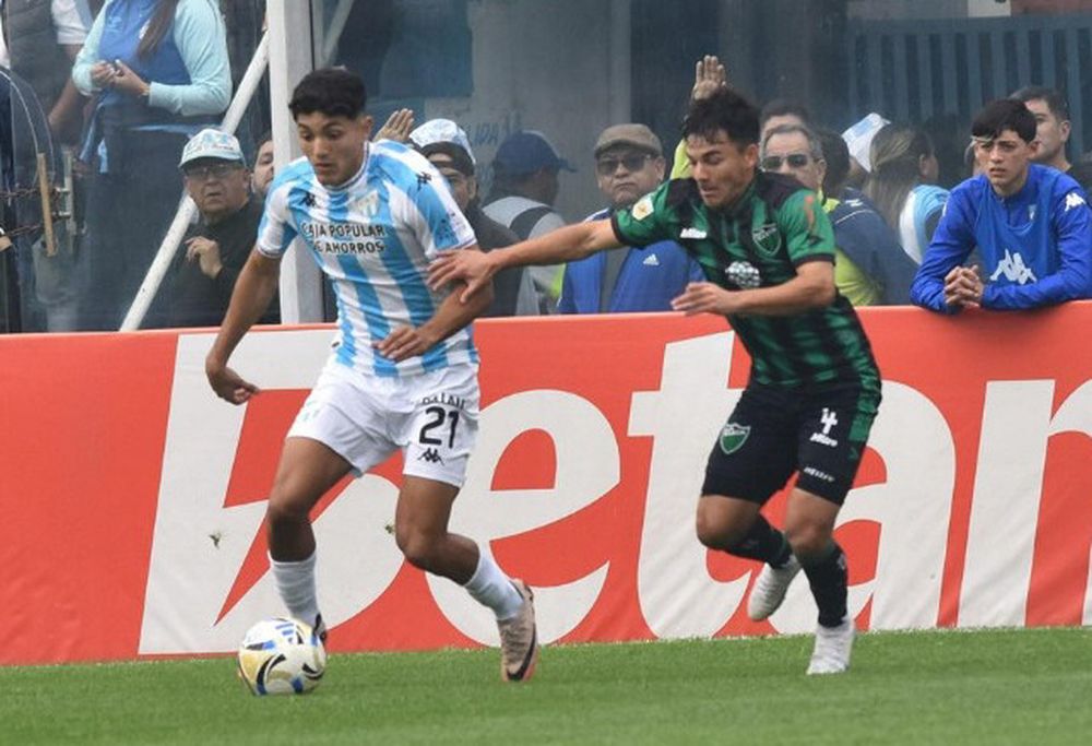 Caída. Ale Molina presiona la salida de Ignacio Galván. En Tucumán, San Martín empezó con el pie izquierdo perdiendo contra Atlético.
