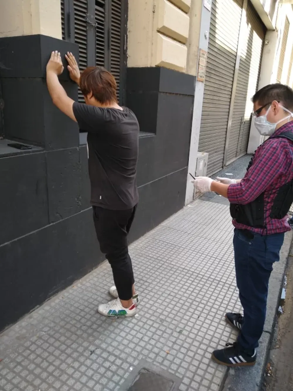 Violó la cuarentena para “cazar” pokemones y lo apresaron