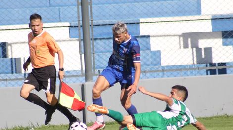 Ataque. Intenta Axel Brizuela, de Unión. El Azul empezó ganando, Desamparados se lo empató. Todo abierto en el Regional.