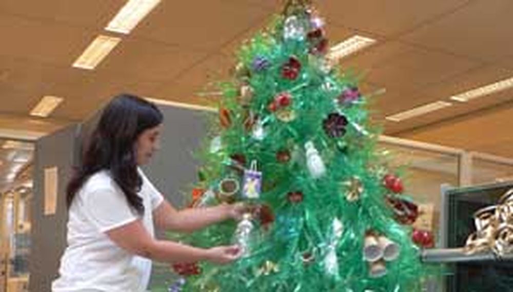 Abuelos construyeron un árbol de navidad con basura