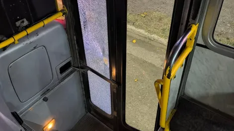 Línea 403 dañada por pedradas.-