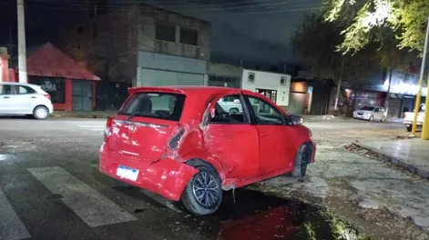 Muy dañado terminó el Toyota Etios tras el impacto de la camioneta. No hubo heridos graves.