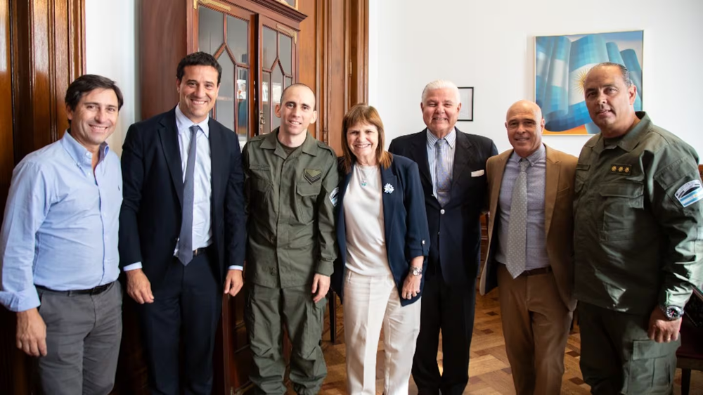 Nahuel Gallo se reunió con Patricia Bullrich y otros legisladores en el Senado.