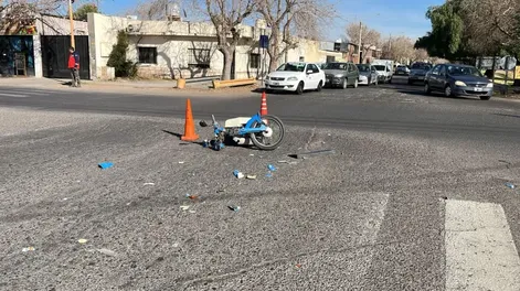 En una esquina peligrosa, fuerte choque de un motociclista contra un auto
