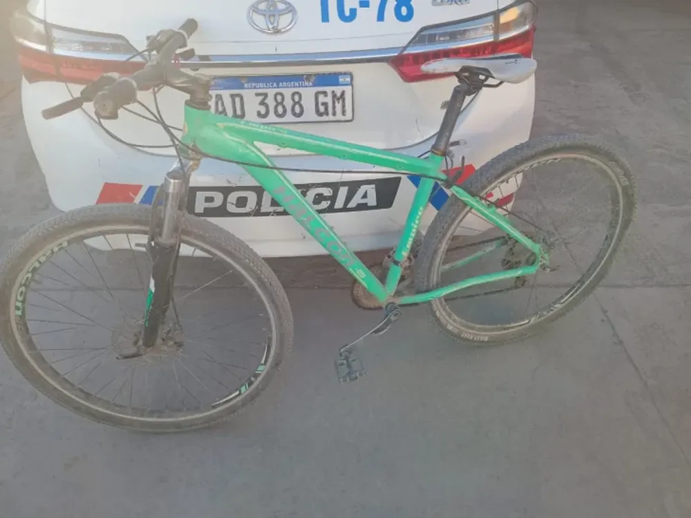 Un joven huyó tras abandonar una bicicleta adulterada y agredieron a la Policía durante el operativo