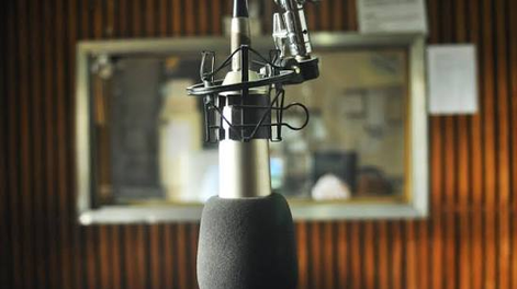 Echaron a un histórico conductor de la radio