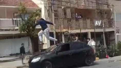Por una discusión de tránsito, terminó saltando arriba de un auto