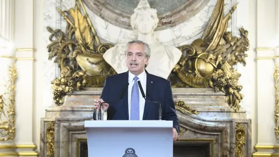 Alberto pisa el acelerador contra la Justicia por el escándalo de los chats